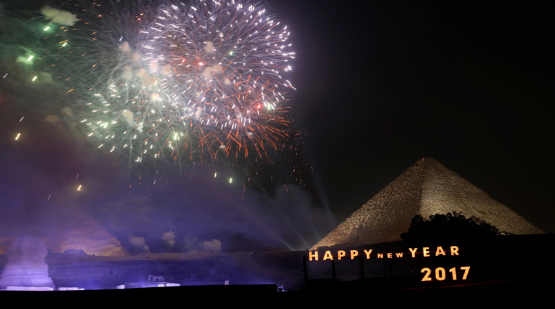 Fireworks explode above the pyramids during New Year's day celebrations on the outskirts of Cairo, Egypt, January 1, 2017. REUTERS/Mohamed Abd El Ghany