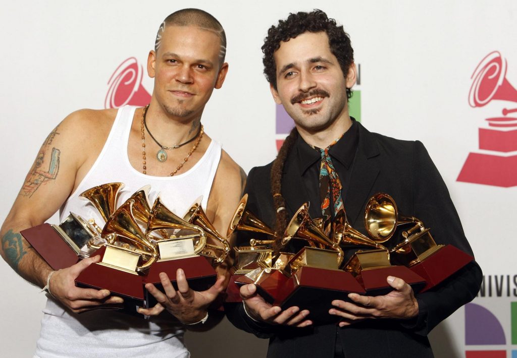 Rene Perez (L) and Eduardo Jose Cabra Martinez of the group Calle 13 pose with their awards at the 10th annual Latin Grammy awards in Las Vegas, Nevada November 5, 2009. REUTERS/Steve Marcus (UNITED STATES ENTERTAINMENT) MUSIC-GRAMMYS