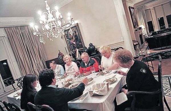 Cene con turistas en su casa