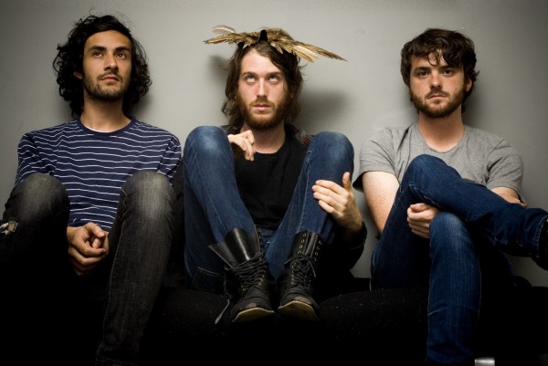 Midnight Juggernauts en la Argentina, y de estreno