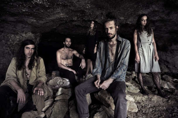 Crystal Fighters desde una cueva