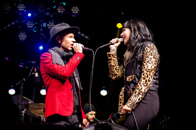 Beck junto a Sleigh Bells