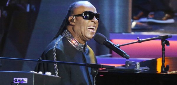 Stevie Wonder íntimo con Basta de todo