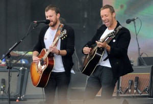 Chris Martin junto a Kings of Leon