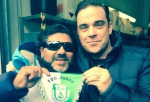 Robbie Williams se cruzó con el 10… falso.