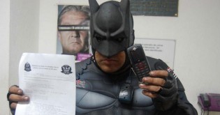 Batman brasileño atrapa a un ladrón