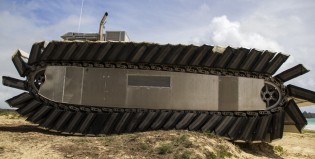 Un vehículo anfibio que camina por el agua