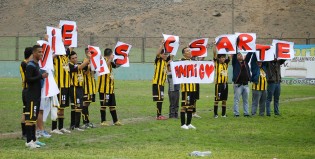 Pelotazo: Un futbolista pidió casamiento en pleno partido