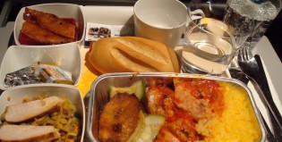 Comer comida de avión en casa es posible