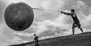 El testículo gigante que concientiza sobre el cáncer