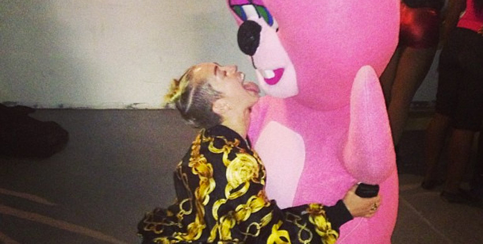 Miley Cyrus destruyó un osito de peluche