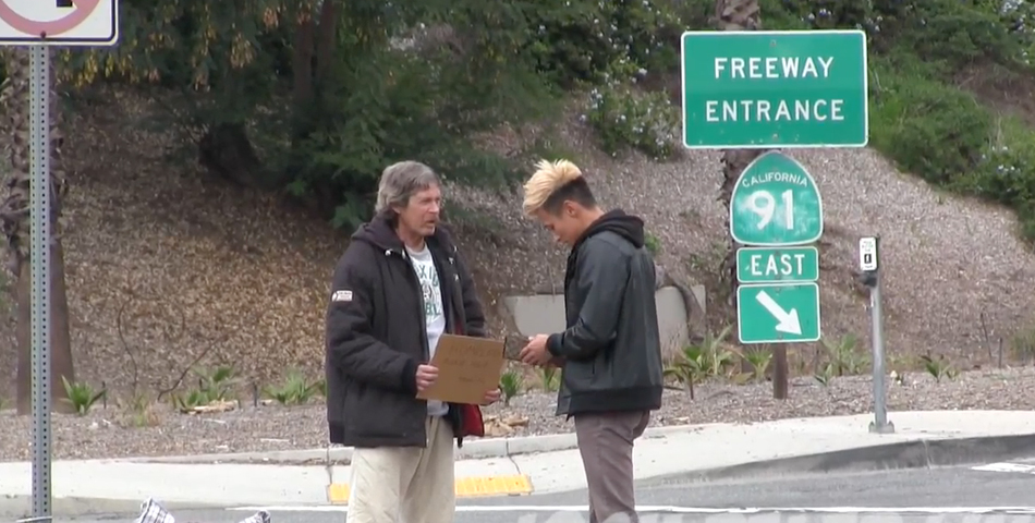 ¿Qué hace un homeless si le regalan 100 dólares?
