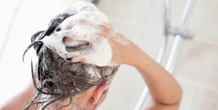Esta es la mejor forma de lavarse el pelo