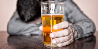 La adicción al trabajo puede causar alcoholismo