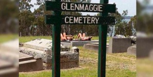 Insólito: Ellas toman sol en un cementerio