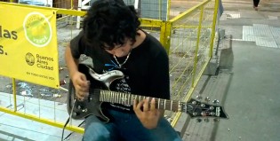 Este guitarrista callejero la rompe