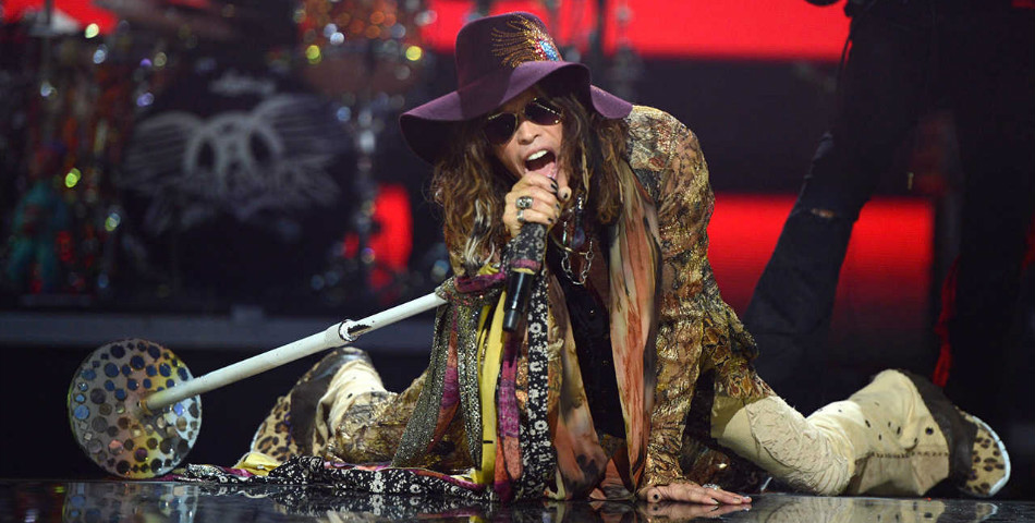 ¿Steven Tyler les suelta la mano?