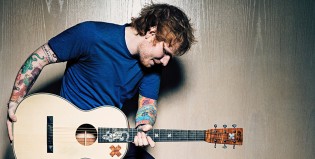 Ed Sheeran hace de Christina Aguilera