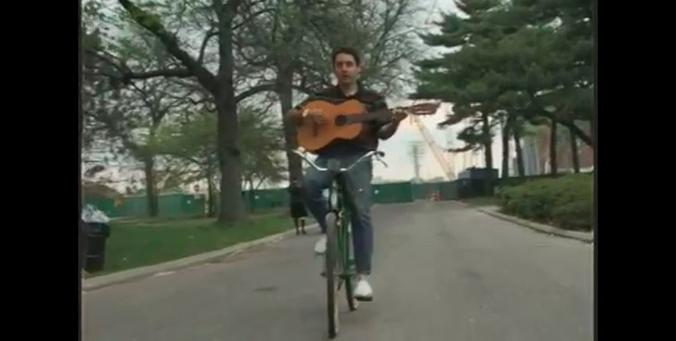 Anda en bici, canta y toca la guitarra