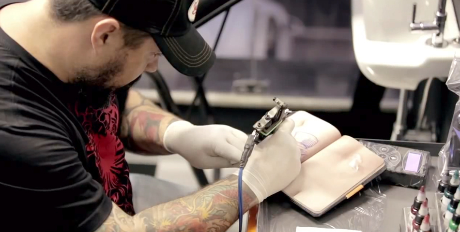 Crean un libro con páginas de piel sintética para tatuadores amateur