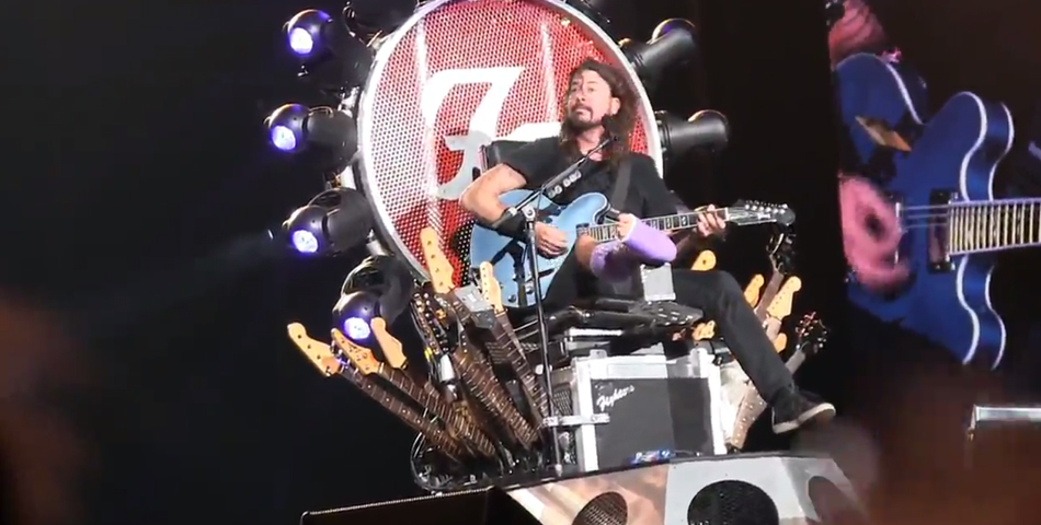 Dave Grohl sigue hasta sin pierna