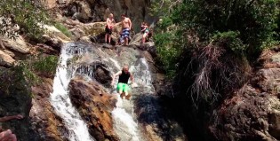 ¿Te animarías a tirarte desde este tobogán natural?