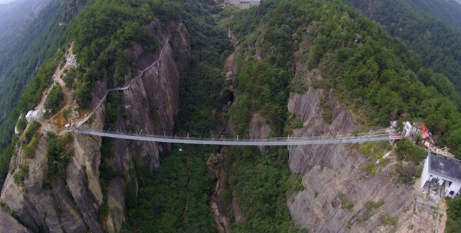El puente de vidrio más largo del mundo está en China