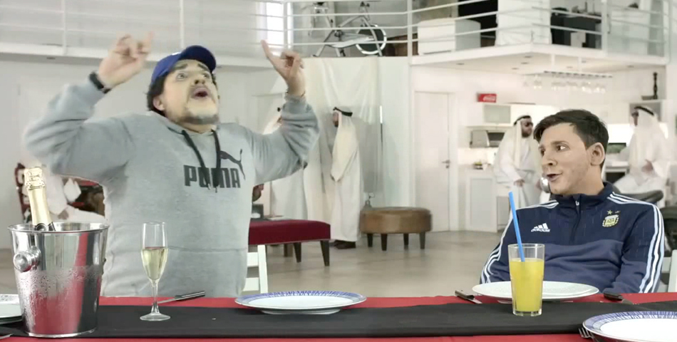 Maradona le enseña a Messi a cantar el himno