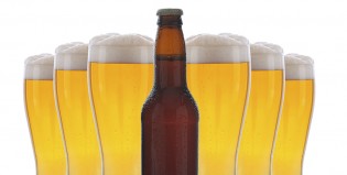 Destapá una cerveza con una hoja de papel