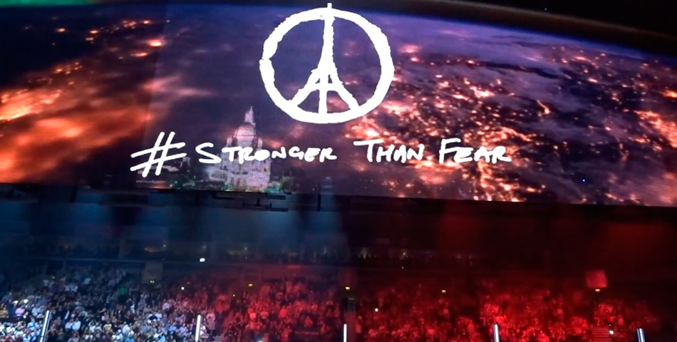 U2 homenajeó a las víctimas de los atentados de París