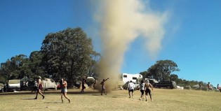 Se formó un tornado y ellos festejaron pogueando