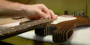 Hicieron una guitarra de cartón y suena increíble