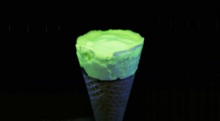 Usan medusas para producir helado fluorescente