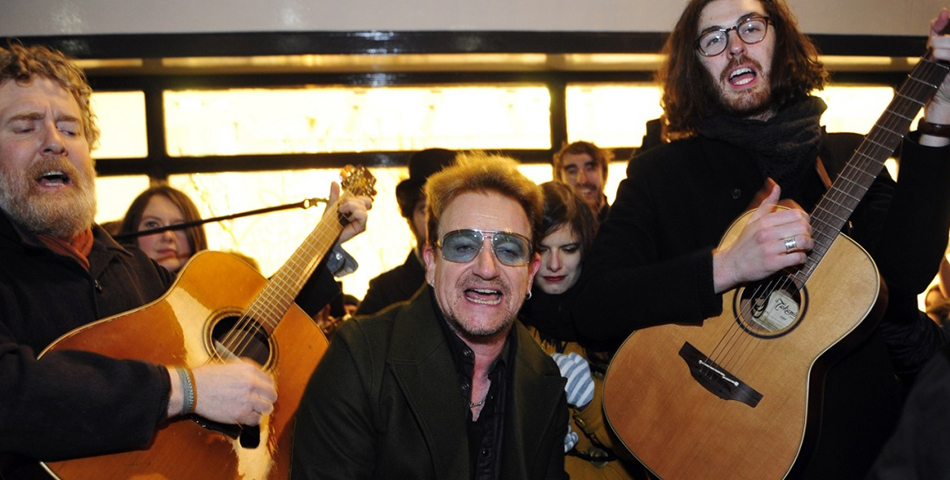 Bono improvisa un acústico en la calle