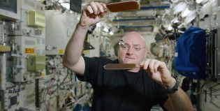 Un astronauta juega al ping pong con una burbuja de agua