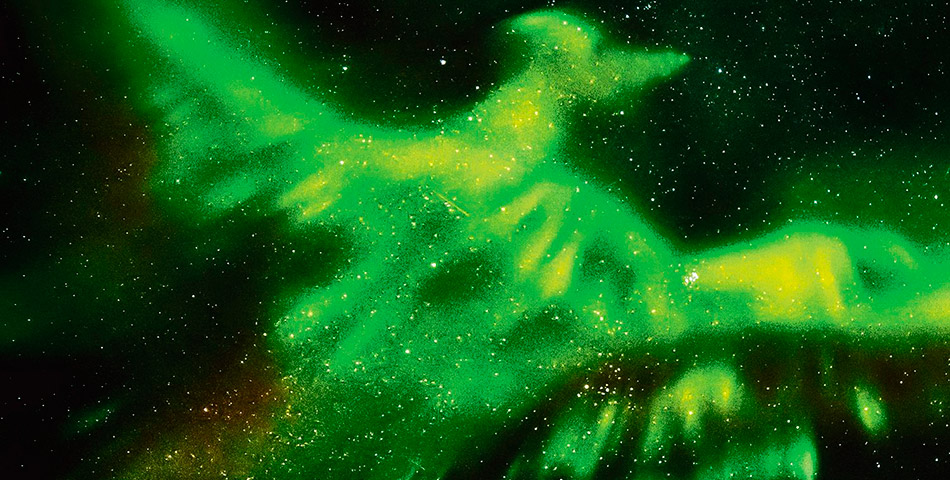 Una aurora boreal dibujó la silueta del ave fénix