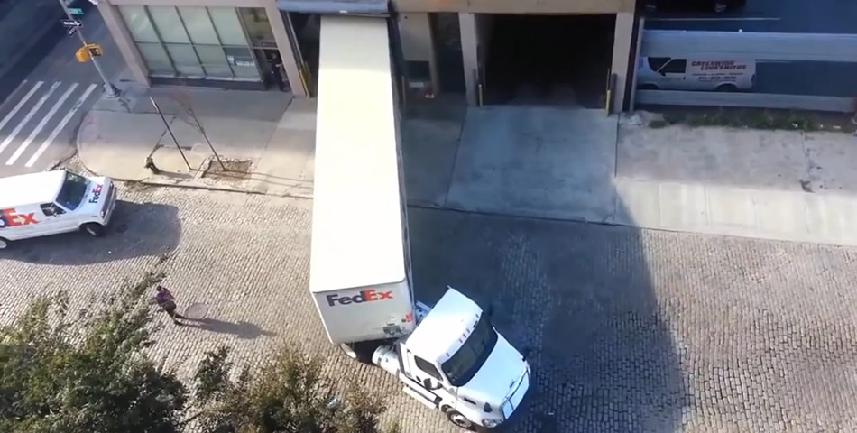 Así se estaciona un camión en pocas maniobras