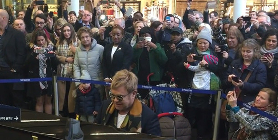 Aparición sorpresa de Elton John en una estación de tren