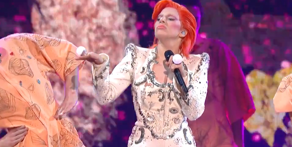 Impactante homenaje de Lady Gaga a David Bowie en los Grammy