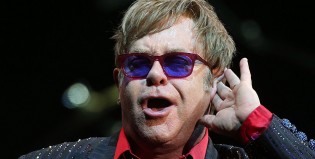 Elton John, en su hora más crítica