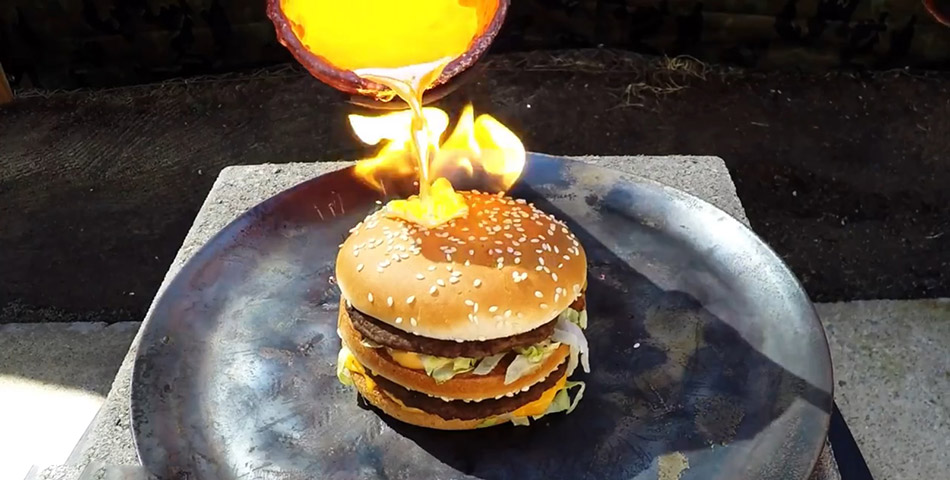 ¿Qué pasa si derramás cobre fundido sobre una hamburguesa?