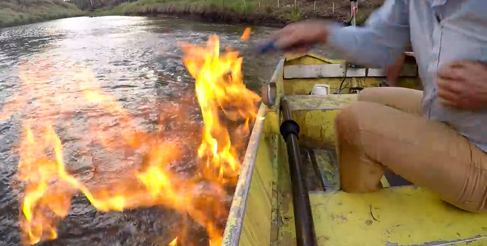 Prendieron fuego un río contaminado con gas metano