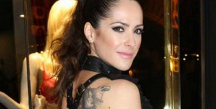 Victoria Vannucci en tetas muestra una reliquia de rock