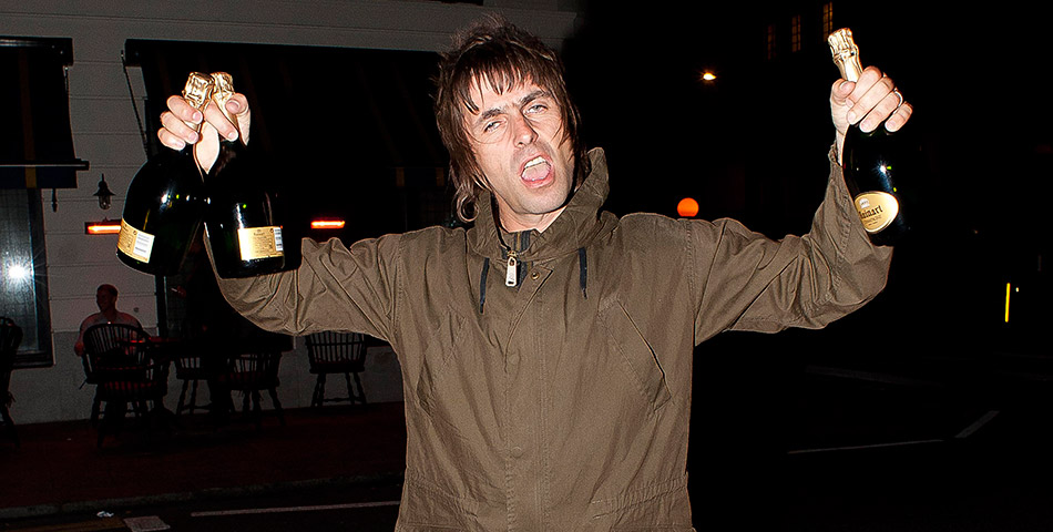 Liam Gallagher zapó con algunos fans en un bar
