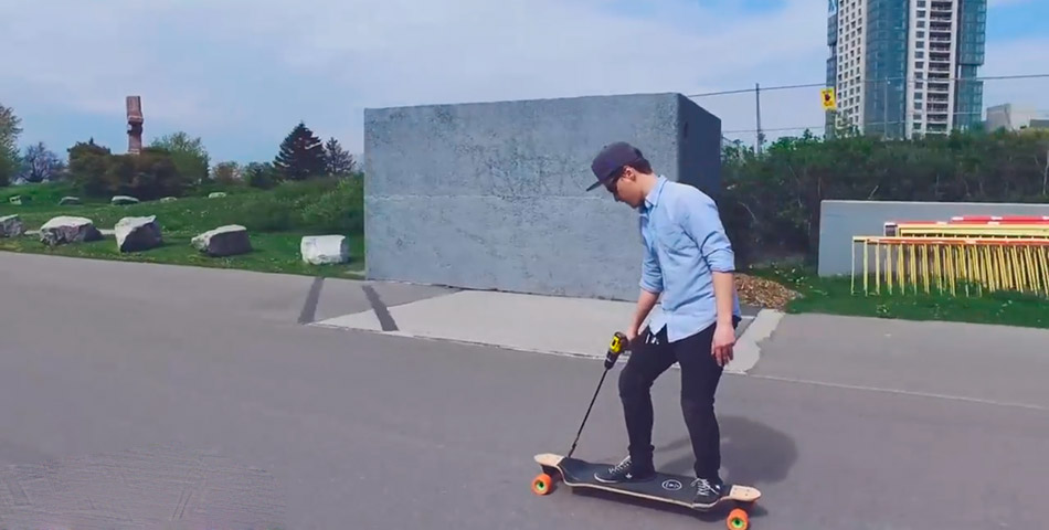 Andá a trabajar arriba de un skate movilizado por un taladro