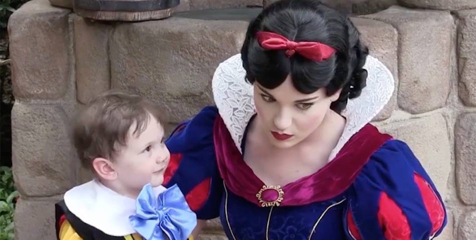 Mirá la hermosa reacción de un niño con autismo frente a Blanca Nieves