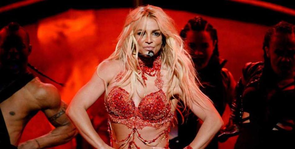 Britney calienta las redes con un tremendo “striptease”