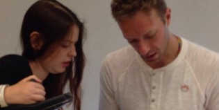 Chris Martin visitó a una joven internada y terminaron cantando