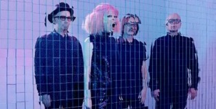 Shirley Manson se cae del escenario en un concierto de Garbage