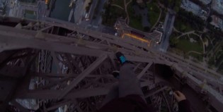 ¿Estás loquito?: escalaron la Torre Eiffel sin ninguna medida de seguridad